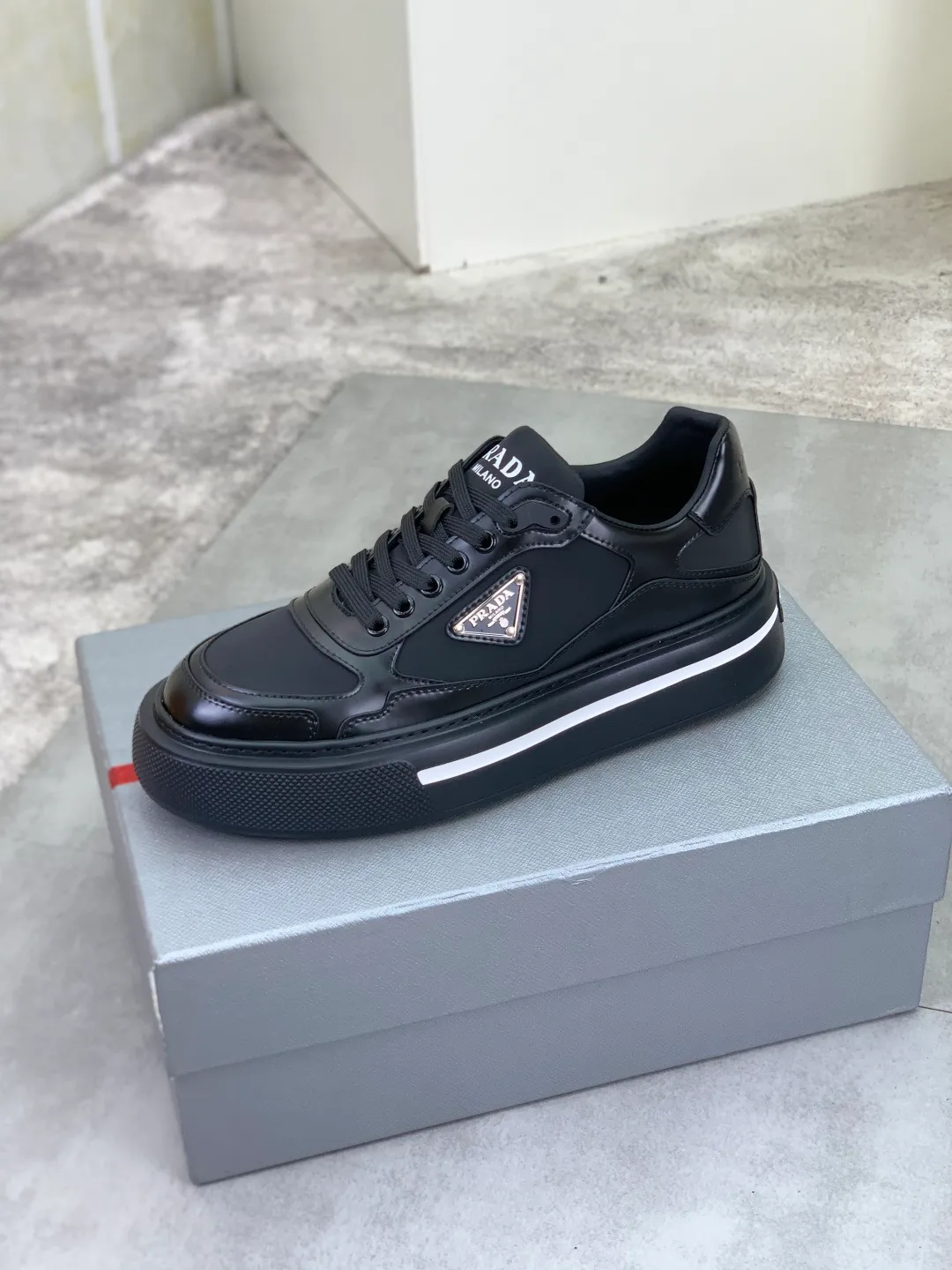 Men's shoes 💰P560💰 [New model] High version official website popular model is on the market, 🆘 Trendy brand (Prada) mainly promotes popular model, avant-garde and versatile fashionable men's shoes private version mold opening, cowhide surface splicing 1:1.. Stylish and simple, original imported cowhide lining cowhide feet; the atmosphere and personality are more fashionable, eye-catching and pursuing class. It will subvert the old idea and be a must-have for fashion trendsetters with you! Must keep it for yourself! Tall and comfortable, large and low, high-end quality workmanship. Size: 38-45; multiple colors available.